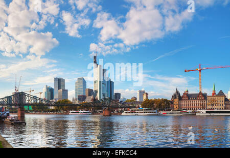 Frankfurt am Maine, Germania panoramica sul paesaggio urbano in una giornata di sole Foto Stock