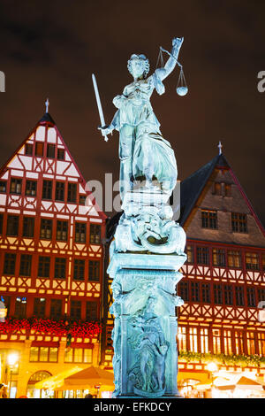 Signora giustizia scultura alla città vecchia di Francoforte am Maine, Germania Foto Stock