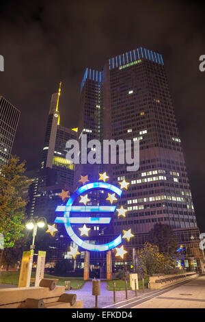 Francoforte - 14 ottobre: Euro segno di fronte alla Banca centrale europea costruire il 14 ottobre 2014 a Francoforte in Germania. Foto Stock
