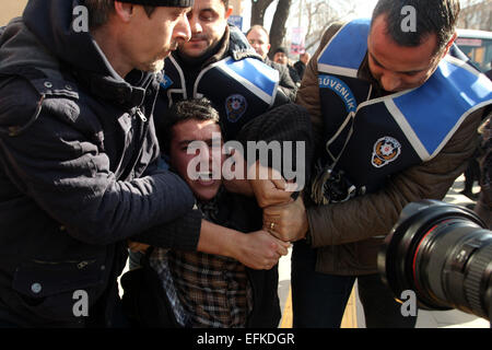 Ankara, Turchia. 6 febbraio, 2015. Feb.06, 2015 - la polizia turca ha arrestato persone provenienti da Ankara Istanbul per denunciare l impunità della polizia dopo l uccisione di un ragazzo di quattordici anni durante il mese di giugno le proteste contro il regime in 2013.14 yr old boy Berkin Elvan, chi è stato in un coma dal giugno 2013 dopo essere stato colpito alla testa da una bomboletta di gas durante una repressione della polizia sui manifestanti, morì il 11 marzo. Credito: Tumay Berkin/ZUMA filo/ZUMAPRESS.com/Alamy Live News Foto Stock