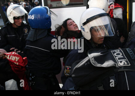 Ankara, Turchia. 6 febbraio, 2015. Feb.06, 2015 - la polizia turca ha arrestato persone provenienti da Ankara Istanbul per denunciare l impunità della polizia dopo l uccisione di un ragazzo di quattordici anni durante il mese di giugno le proteste contro il regime in 2013.14 yr old boy Berkin Elvan, chi è stato in un coma dal giugno 2013 dopo essere stato colpito alla testa da una bomboletta di gas durante una repressione della polizia sui manifestanti, morì il 11 marzo. Credito: Tumay Berkin/ZUMA filo/ZUMAPRESS.com/Alamy Live News Foto Stock