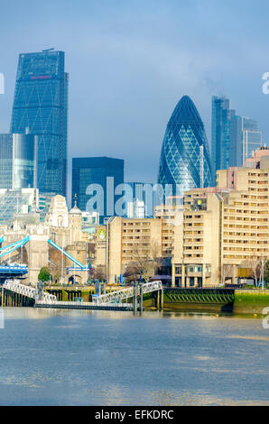 La città di Londra viste sul Tamigi, London, Regno Unito Foto Stock