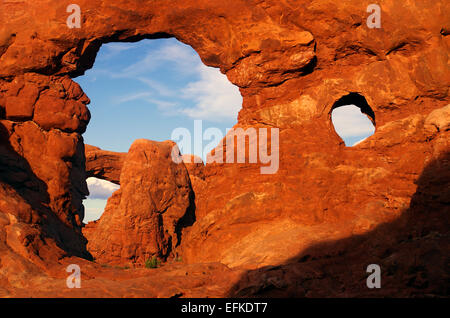 La torretta Arch nel Parco Nazionale Arches, Utah, nella luce della sera. Foto Stock