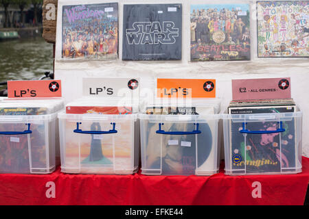 Dischi in vinile LP in vendita sul mercato a Bristol, Inghilterra Regno Unito nel mese di maggio Foto Stock