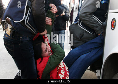 Ankara, Turchia. 6 febbraio, 2015. Feb.06, 2015 - la polizia turca ha arrestato persone provenienti da Ankara Istanbul per denunciare l impunità della polizia dopo l uccisione di un ragazzo di quattordici anni durante il mese di giugno le proteste contro il regime in 2013.14 yr old boy Berkin Elvan, chi è stato in un coma dal giugno 2013 dopo essere stato colpito alla testa da una bomboletta di gas durante una repressione della polizia sui manifestanti, morì il 11 marzo. Credito: Tumay Berkin/ZUMA filo/ZUMAPRESS.com/Alamy Live News Foto Stock