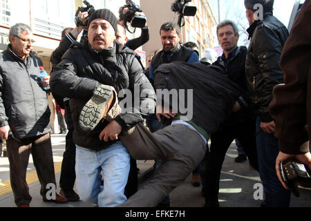 Ankara, Turchia. 6 febbraio, 2015. Feb.06, 2015 - la polizia turca ha arrestato persone provenienti da Ankara Istanbul per denunciare l impunità della polizia dopo l uccisione di un ragazzo di quattordici anni durante il mese di giugno le proteste contro il regime in 2013.14 yr old boy Berkin Elvan, chi è stato in un coma dal giugno 2013 dopo essere stato colpito alla testa da una bomboletta di gas durante una repressione della polizia sui manifestanti, morì il 11 marzo. Credito: Tumay Berkin/ZUMA filo/ZUMAPRESS.com/Alamy Live News Foto Stock