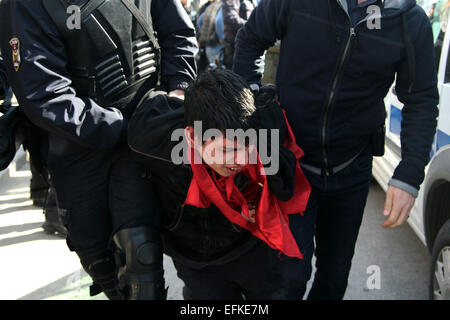 Ankara, Turchia. 6 febbraio, 2015. Feb.06, 2015 - la polizia turca ha arrestato persone provenienti da Ankara Istanbul per denunciare l impunità della polizia dopo l uccisione di un ragazzo di quattordici anni durante il mese di giugno le proteste contro il regime in 2013.14 yr old boy Berkin Elvan, chi è stato in un coma dal giugno 2013 dopo essere stato colpito alla testa da una bomboletta di gas durante una repressione della polizia sui manifestanti, morì il 11 marzo. Credito: Tumay Berkin/ZUMA filo/ZUMAPRESS.com/Alamy Live News Foto Stock