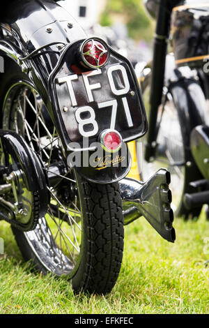 Vintage Velocette posteriore del motociclo che mostra coda di pesce il tubo di scarico. Classic british bike Foto Stock