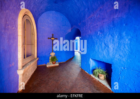 Pareti blu del monastero di Santa Catalina Arequipa, Perù Foto Stock