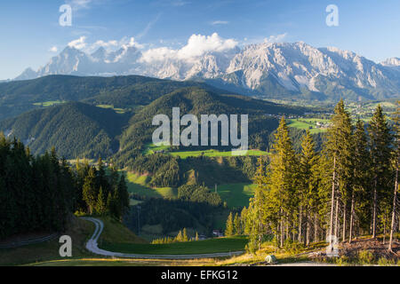 Vista da monte a valle in prossimità della città di Schladming in Austria Foto Stock