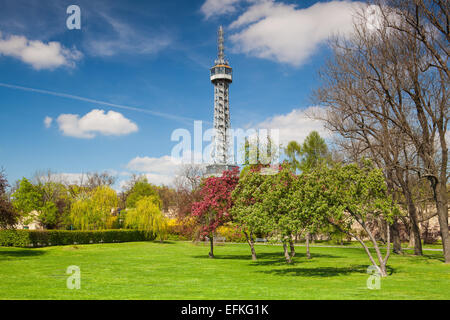 Torre di vedetta sulla Petrin Hill in fioritura Parco di primavera Foto Stock