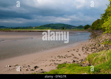 Il fiume Kent serpeggianti attraverso le sabbie del Kent estuario a bassa marea, come si vede dal Sandside in Cumbria. Maggio. Foto Stock