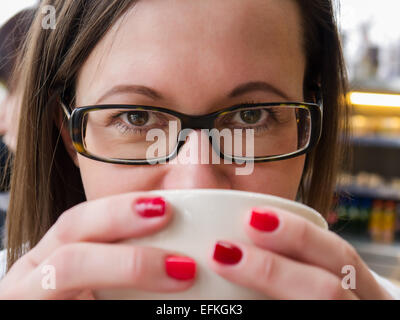 Donna con tè Foto Stock