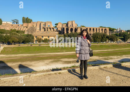 Ragazza all'arena chiamato Circo Massimo di Roma dove in età antica era la corsa dei cavalli Foto Stock