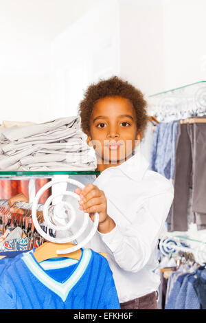 Positivo il ragazzo africano tra le righe con i vestiti Foto Stock