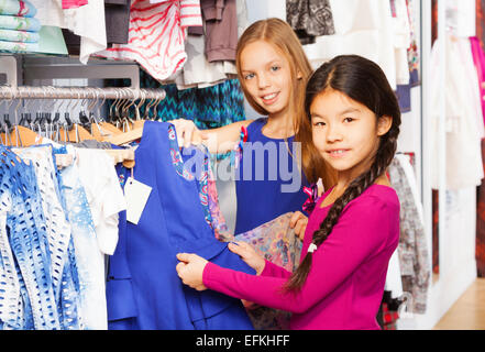 Due belle ragazze di shopping insieme nel negozio Foto Stock