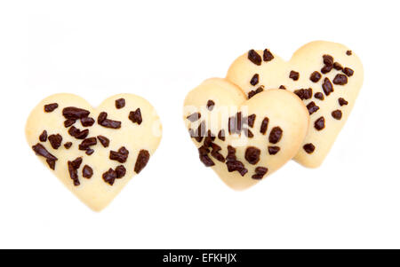 A forma di cuore i biscotti con il cioccolato su sfondo bianco visto da sopra Foto Stock