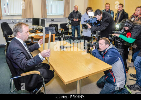 Fotografi e cameramen televisivi di sparare un poliziotto senior come egli detiene le fotografie di una persona scomparsa durante una conferenza stampa Credito: Stephen Barnes/Alamy Live News Foto Stock