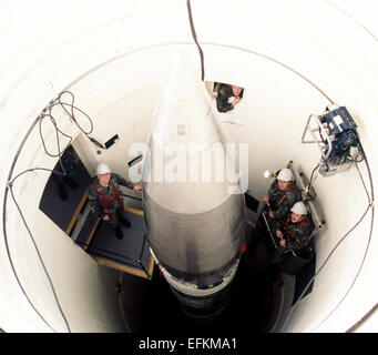 Una forza aerea avieri con il novantesimo organizzativa manutenzione missilistica Squadron serrare le viti sullo stadio superiore di un LGM-30G Minuteman III intercontinental ballistic missile nucleare nel silo di lancio a Malmstrom Air Force Base Gennaio 1, 1995 a Great Falls, Montana. Foto Stock