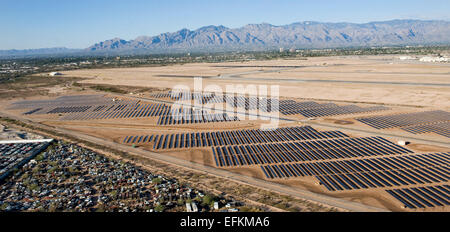 Il più grande dipartimento della difesa solar array campo raccoglie energia dal sole a Davis-Monthan Air Force Base Novembre 13, 2013 in Tucson, Arizona. La forza aerea è impostato in modo da fornire 25-percento del loro consumo di energia da fonti rinnovabili entro il 2025. Foto Stock