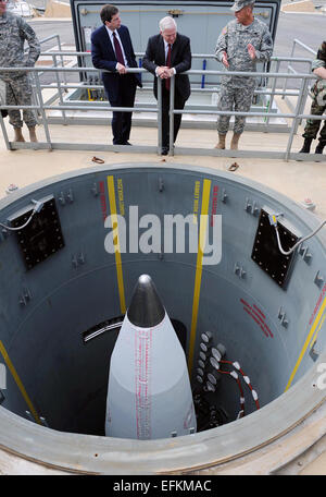 Il Segretario alla difesa degli Stati Uniti Robert M. Gates, centro e il senatore Mark Begich, sinistra, ascoltare una breve su un ground-based interceptor missile silo di Lancio Giugno 1, 2009 a Fort Greely, Alaska. Foto Stock