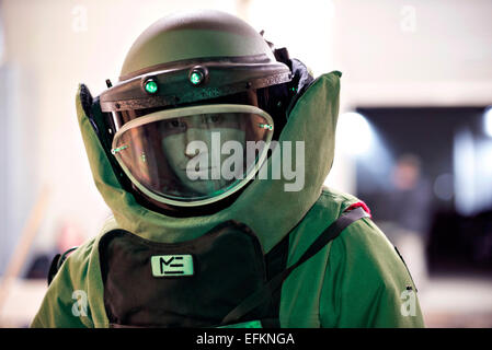 Un US Air Force Staff Sgt. Cory Ahlf pone in un EOD-9 bomb suit Novembre 5, 2014 in Loveland, Colorado. Foto Stock