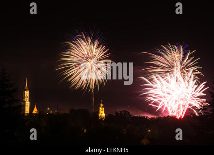 Fuochi d'artificio sopra la città di Schrobenhausen (Baviera) Foto Stock