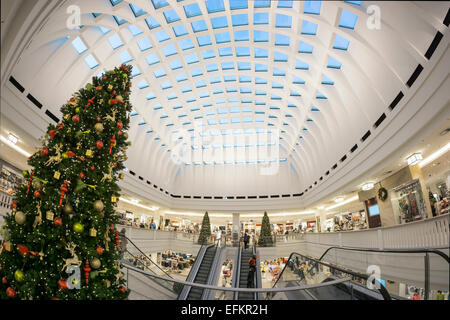 Galeria Kaufhof , albero di Natale, Department Store , atrio, architettura moderna, Alexanderplatz Berlino Foto Stock