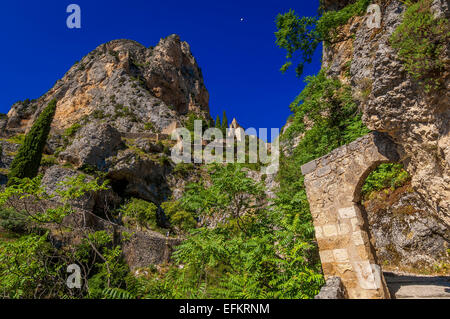 Chemin de la Chapelle Notre-Dame-de-Beauvoir villaggio di Moustiers Ste Marie, Alpes de Haute Provence, ( Labellisé Les Plu Beaux village de Francia Foto Stock