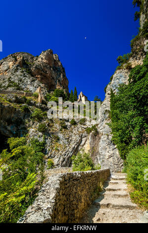 Chemin de la Chapelle Notre-Dame-de-Beauvoir villaggio di Moustiers Ste Marie, Alpes de Haute Provence, ( Labellisé Les Plu Beaux village de Francia Foto Stock