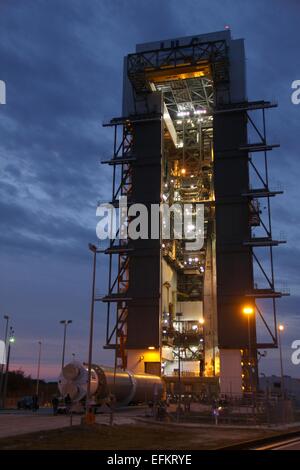 Un regno lancio Alleanza Atlas V rocket portante il Magnetospheric missione multiscala satellite è sollevato in posizione a Space Launch Complex 41 Febbraio 4, 2015 a Cape Canaveral, in Florida. Foto Stock