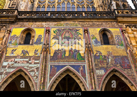 Il giudizio ultimo mosaico (XIV secolo), a sud la facciata della Cattedrale di San Vito, Praga, Repubblica Ceca. Foto Stock