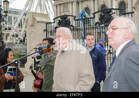 Il reverendo Ian Paisley in corrispondenza di uno dei suoi venerdì regolari sessioni di vangelo al di fuori del Belfast City Hall. Foto Stock