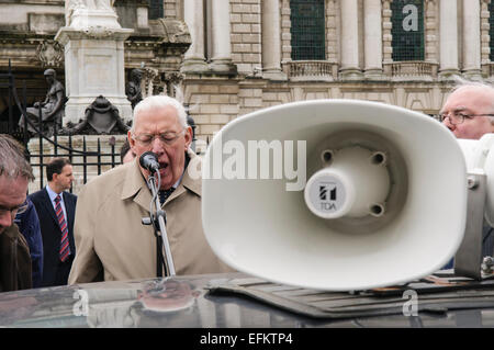 Il reverendo Ian Paisley in corrispondenza di uno dei suoi venerdì regolari sessioni di vangelo al di fuori del Belfast City Hall. Foto Stock