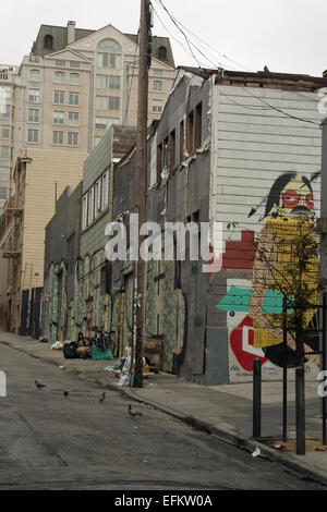 Cielo grigio la mattina presto ritratto senzatetto sul marciapiede da 106 Austin Street con Native American figura, San Francisco, Stati Uniti d'America Foto Stock