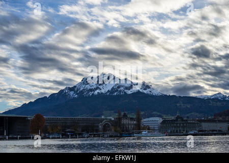 Monte Pilatus in Lucerna, Svizzera visto dal Lago di Lucerna. Foto Stock