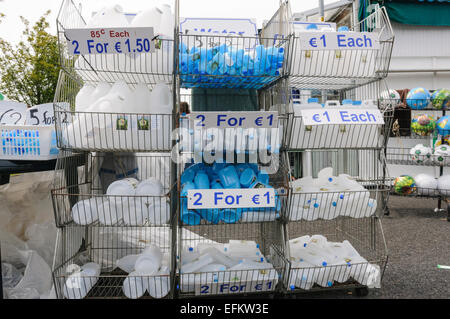 Bottiglie per acqua santa in vendita a Knock, Irlanda. Foto Stock