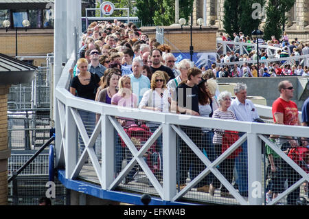 Migliaia di persone stipate assieme a piedi lungo uno stretto ponte pedonale a Belfast. Il ponte è stata sostituito con un ben più ampio ponte per affrontare con maggiore numero di persone. Foto Stock