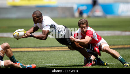 Wellington, Nuova Zelanda. 06 feb 2015. Fiji Isake Katonibau viene affrontato. Giorno uno della HSBC Sevens, Westpac Stadium di Wellington, Nuova Zelanda. Sabato 06 febbraio 2015. Credito: Azione Sport Plus/Alamy Live News Foto Stock