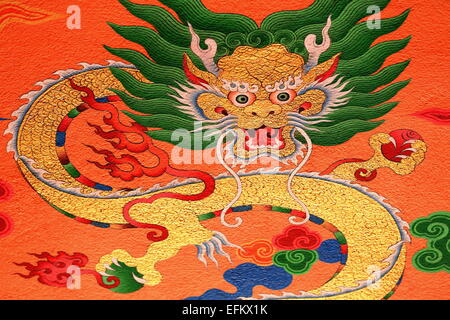 Disegno buddista-Decorazione di colore marrone rossiccio parete dipinta che mostra tradizionale simbolo religioso -naga- in una sala interna del TT.Yangtse Foto Stock