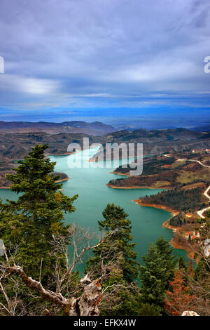 Vista panoramica del lago Plastiras dal posto di osservazione Ad Agrafa montagne. Karditsa, Tessaglia, Grecia. Foto Stock