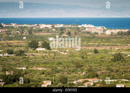 Dettaglio di Giardini Naxos lo sfondo della Calabria Foto Stock