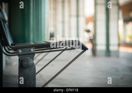 Banco solitario in mezzo alla stazione di vuoto di domenica Foto Stock