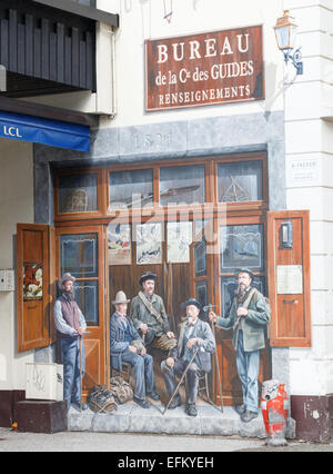 Murale dipinto sul muro di un edificio in Chamonix celebra la Chamonix guide di montagna ' Compagnie des Guides". Foto Stock
