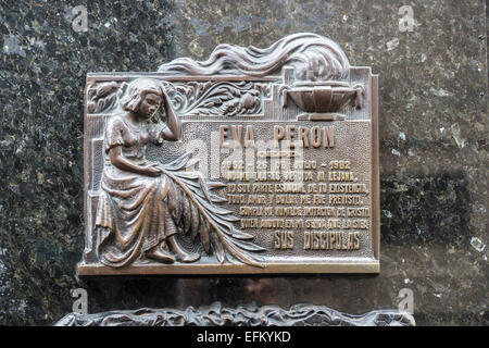 L'iconico Duarte (Famiglia Familia Duarte) mausoleo e santuario di Recoleta cimitero, Buenos Aires, Argentina con Eva Peron (Evita) inscritto la placca Foto Stock