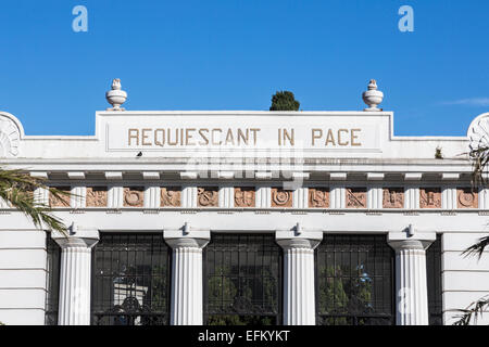 Ingresso al cimitero di Recoleta, Buenos Aires, Argentina con colonne bianche e cielo blu chiaro, "Requiescant in pace' iscrizione Foto Stock