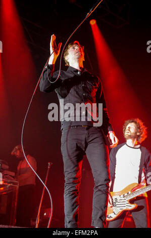 Wolverhampton, Regno Unito. Il 6 febbraio, 2015. Il Kaiser Chiefs live a Wolverhampton Civic Hall, Ricky Wilson esegue ed è sul fuoco con Simon Rix bass e backing vocals Credito: Malcolm Brice/Alamy Live News Foto Stock