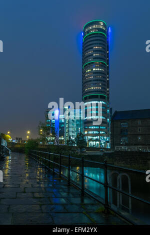 Bridgewater Place riflessa nel canale Foto Stock