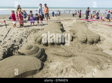 Christchurch, Nuova Zelanda. 7 febbraio, 2015. Serpenti di mare, sirene e castelli gigante germogliato dalla spiaggia di New Brighton alla quarta Nuova Zelanda castello di sabbia la concorrenza. Dilettanti e professionisti carving sabbia/scolpire i team e i singoli in concorrenza per i trofei e premi per la creazione di sculture di sabbia raffiguranti un tema di ''castelli della vostra mente, '' ''creatures del mare'' o ''Kiwiana. Credito: PJ Heller/ZUMA filo/Alamy Live News Foto Stock