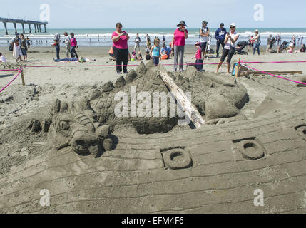 Christchurch, Nuova Zelanda. 7 febbraio, 2015. Serpenti di mare, sirene e castelli gigante germogliato dalla spiaggia di New Brighton alla quarta Nuova Zelanda castello di sabbia la concorrenza. Dilettanti e professionisti carving sabbia/scolpire i team e i singoli in concorrenza per i trofei e premi per la creazione di sculture di sabbia raffiguranti un tema di ''castelli della vostra mente, '' ''creatures del mare'' o ''Kiwiana. Credito: PJ Heller/ZUMA filo/Alamy Live News Foto Stock